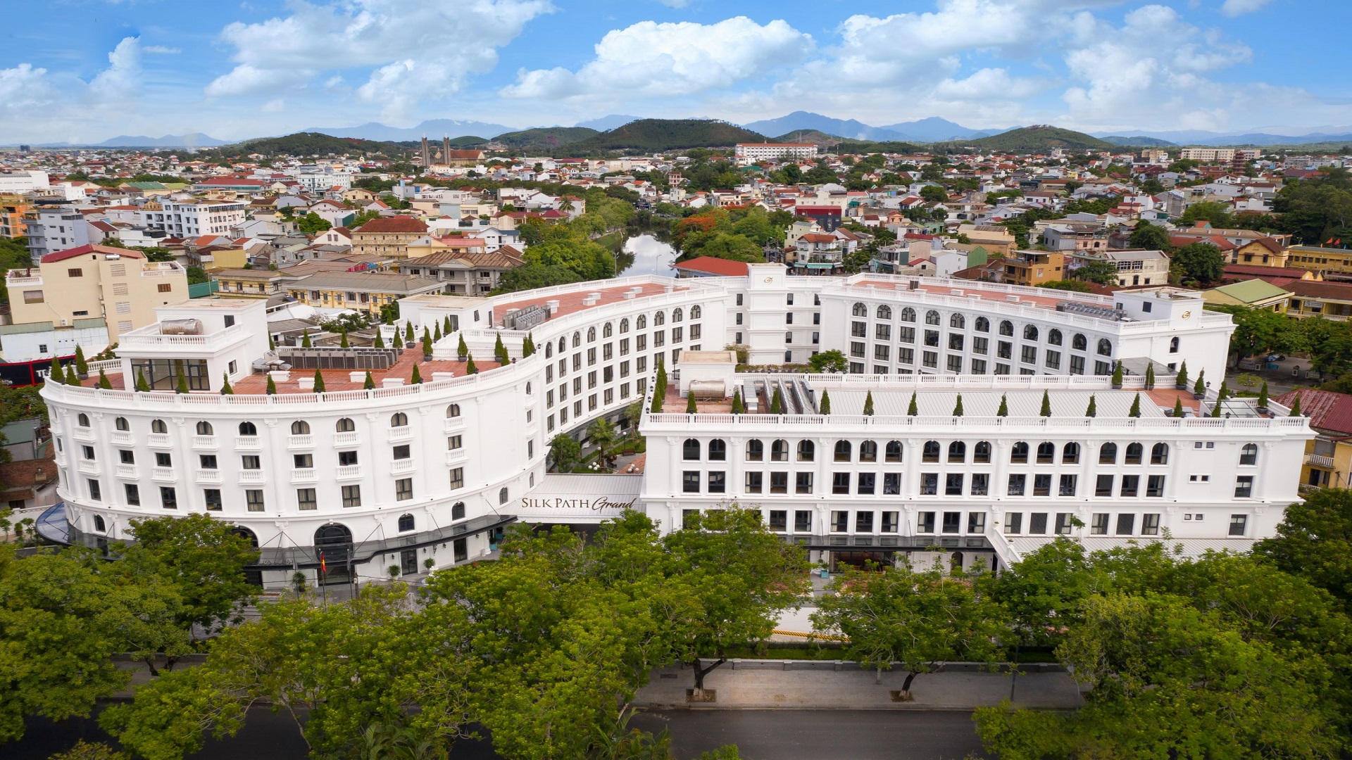 SILK PATH GRAND HUE HOTEL & SPA